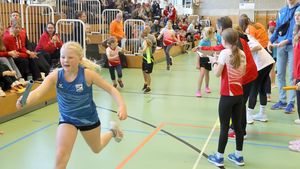 Die Mädchen vom SV Blau-Weiß Borssum (links Jeeske Geerken) sind nach dem Stabwechsel vorne. Sie gewinnen den Staffellauf über 4X50 Meter der Altersklasse U12. Foto: Gerken