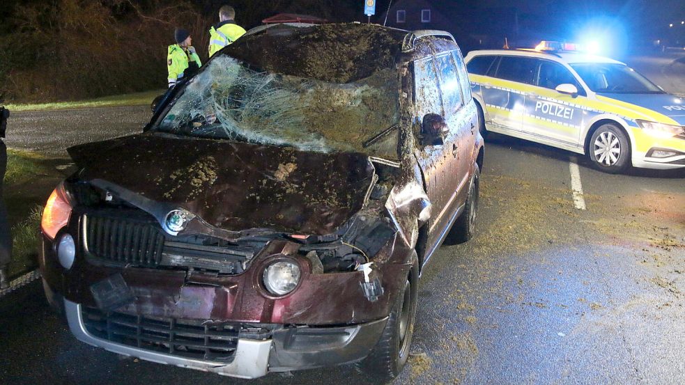 Am Auto ist deutlich zu erkennen, wie Dach und Scheibe durch den Aufprall eingedrückt wurden. Foto: Loger