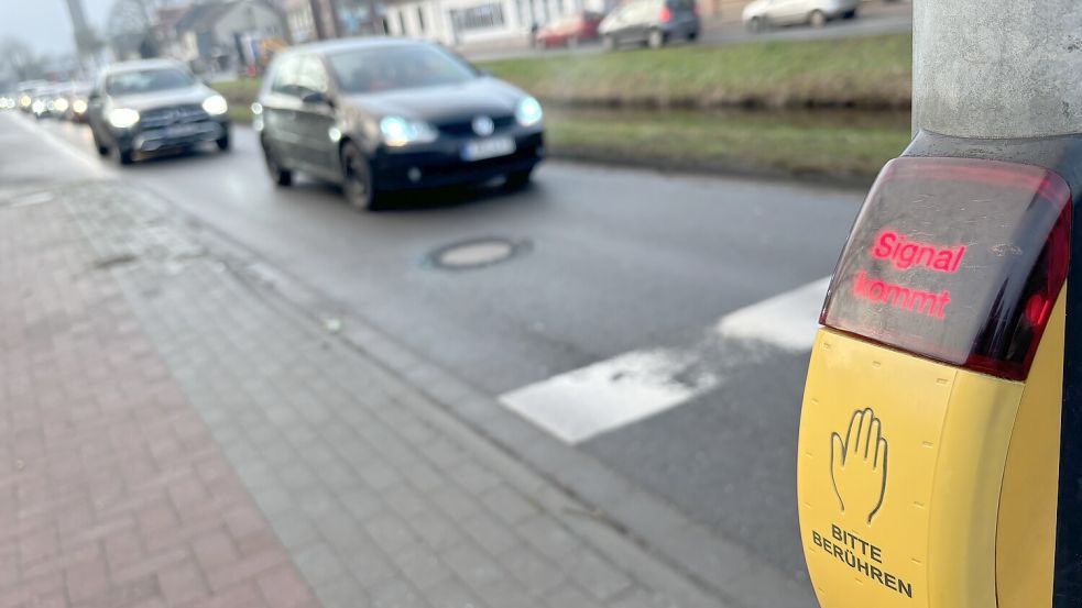 Keiner hat gedrückt, doch der Verkehr steht: Die Ampel am Untenende hatte einen nervigen Defekt. Foto: Janßen