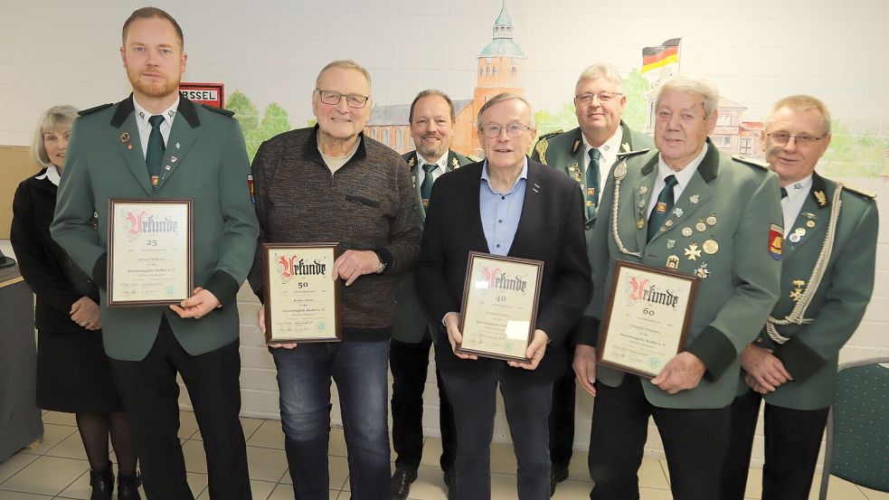 Der Vorstand der Schützengilde Barßel zeichnete Mitglieder aus (von links): Ina Reens, Daniel Hoffbuhr, Heiner Elsen, Andreas Bohnen, Franz Bahlmann, Michael Nitschke, Fritz Pokatzky, Clemens Büscherhoff. Foto: Passmann