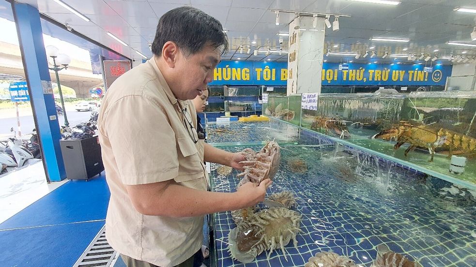 Professor Peter Ng untersucht Riesenasseln auf einem Fischmarkt in Hanoi in Vietnam. Foto: Nguyen Thanh Son/Pensoft Publishers/dpa