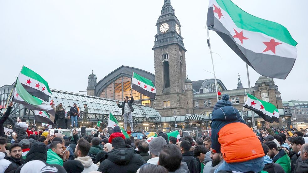 Im Dezember feierten syrische Flüchtlinge in mehreren deutschen Städten den Sturz von Syriens Langzeitmachthaber, Baschar al-Assad. (Archivbild) Foto: Bodo Marks/dpa