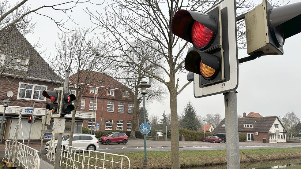 Am Montag sorgte die defekte Ampel an der Sundermannschule am Untenende für ein erhöhtes Verkehrsaufkommen. Foto: Janßen