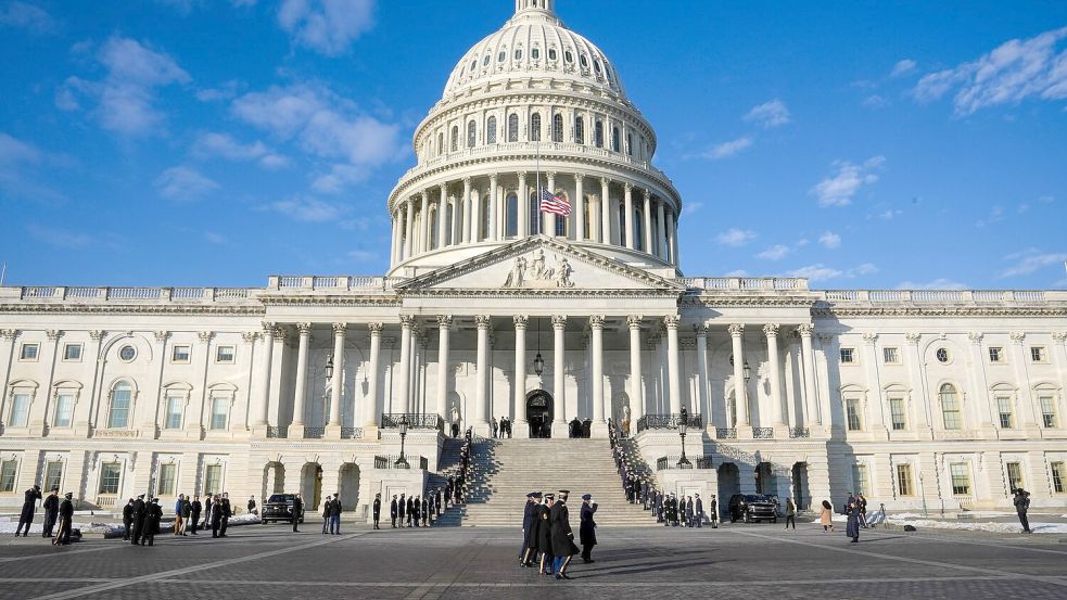 Mitglieder des Militärs marschieren während einer Probe für die bevorstehende Amtseinführung des designierten US-Präsidenten Trump vor dem US-Kapitol. Foto: Jon Elswick/AP/dpa