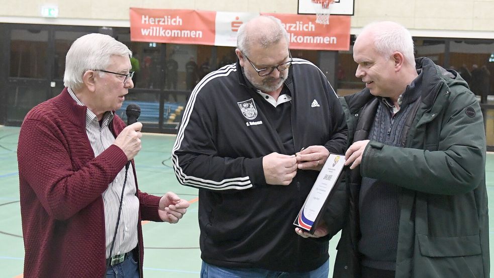 Der Ehrenvorsitzende Johann Schön und der 2. Vorsitzende Holger Hokema ehrten Holger Weers. Fotos: Damm