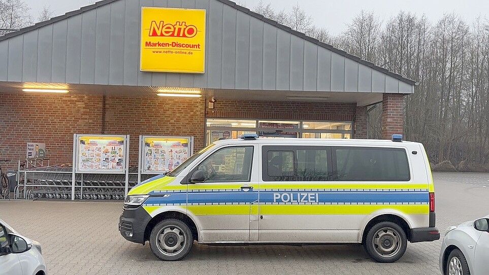 Die Polizei musste am Dienstagnachmittag zum Netto-Markt nach Ostrhauderfehn ausrücken. Foto: Zein