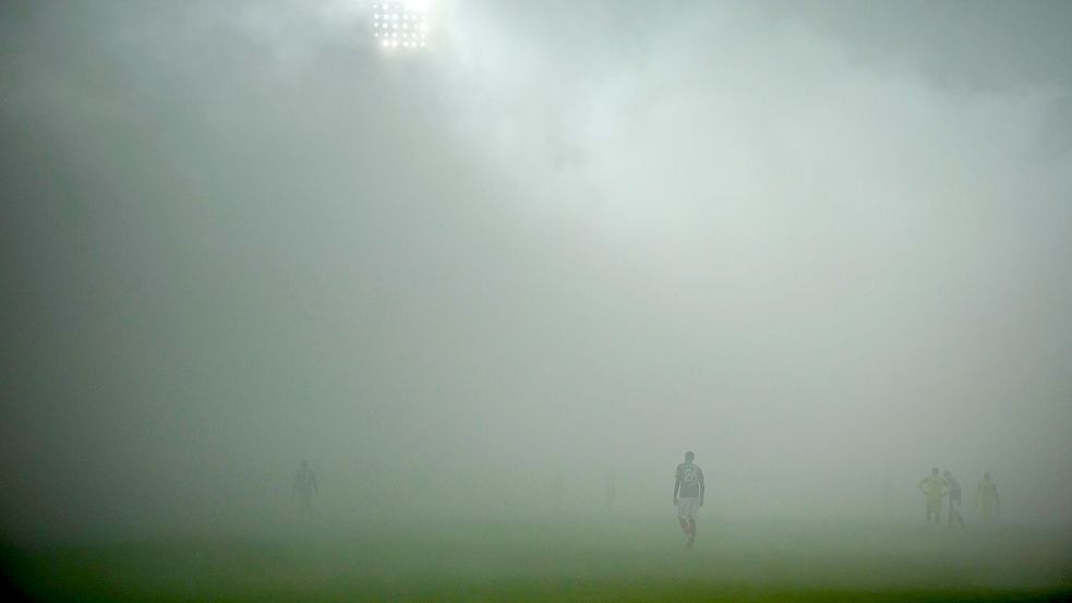 Pyro-Nebel in Kiel. Foto: Gregor Fischer/dpa