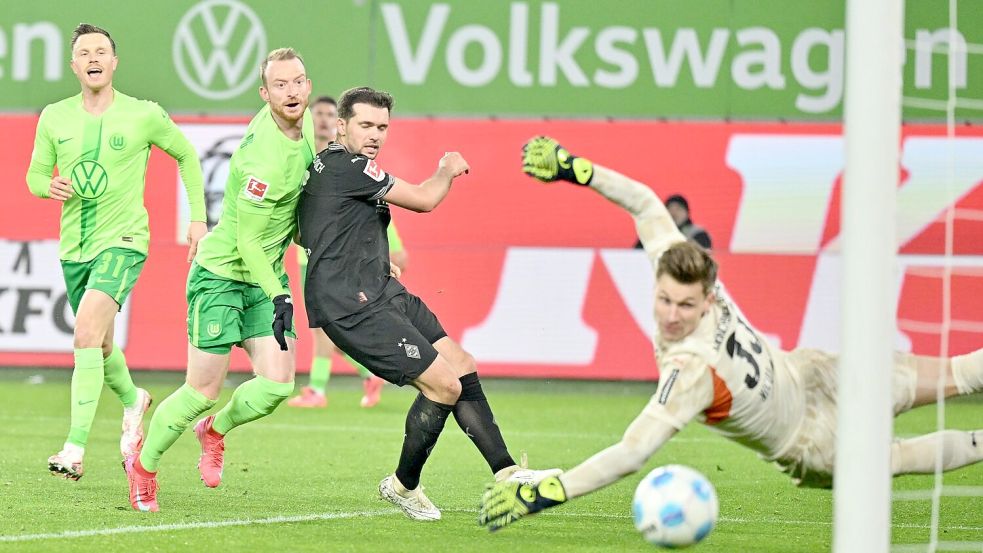 Maximilian Arnold trifft für Wolfsburg. Foto: Swen Pförtner/dpa