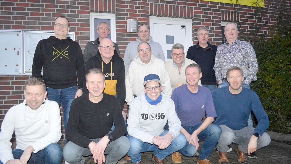 Das Foto zeigt die Mannschaft vor dem heutigen Vereinsheim (obere Reihe von links) Holger Cramer, Christof Erbo, Rik Kuiper, Andreas Erbo, Wolfgang Kruse, (mittlere Reihe von links) Horst Meiners, Frank Hackenberg, Michael Brumund sowie (kniend von links) Jörg Block, Claus Hoffmann, Marco Groenewold, Martin Thoben und Andre Schmidt. Foto: Weers