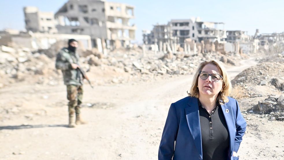 Schockiert sieht sich Entwicklungsministerin Svenja Schulze (SPD) im zerstörten Dschubar um. In dem Viertel lebt heute niemand mehr. Die Gebäude sind unbewohnbar. Foto: Sebastian Gollnow/dpa