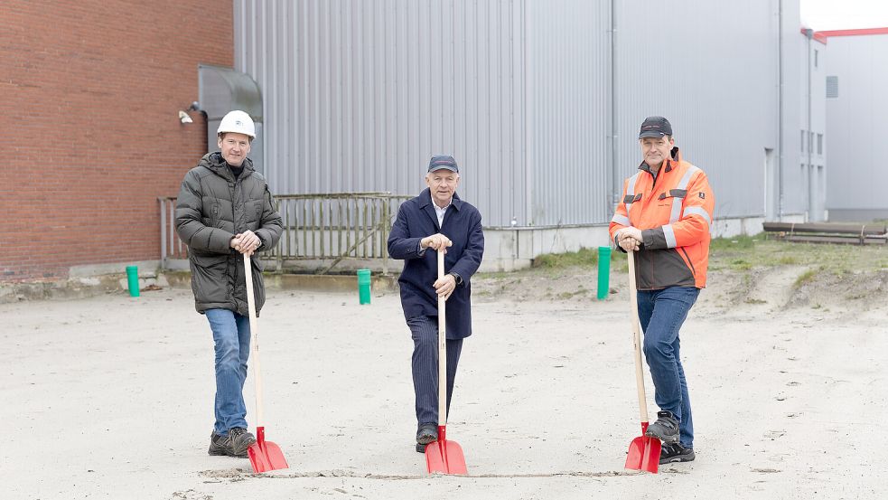 Holger Haseborg (Ingenieurbüro Heidemann + Partner mbB) mit Jörg Waskönig (Geschäftsführer bei Waskönig+Walter) und Gerold Többen (Leiter Technik bei Waskönig+Walter) am 9. Januar 2025 beim symbolischen Spatenstich für den neuen Hallenanbau. Foto: Waskönig+Walter.