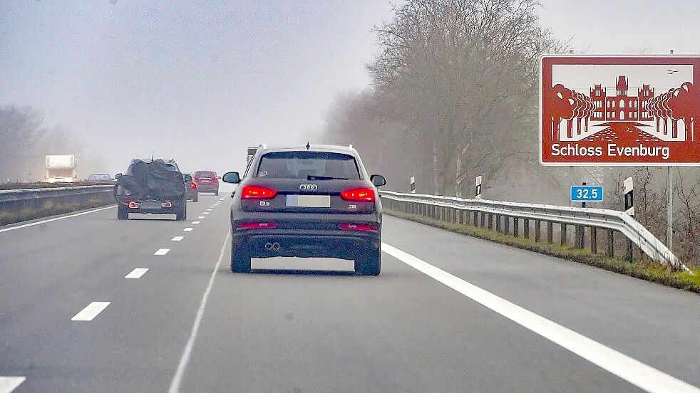 Ein solches braun-weißes Schild, das an der A 28 auf das Schloss Evenburg hinweist, sollte auch für den Hafen von Weener werben. Doch daraus wird nichts. Foto: Ortgies/Archiv