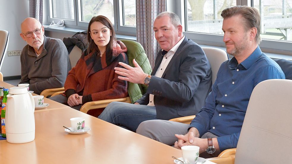 Vorstand Weert-Peters Prikker (von links), Lisa Mentz von den Alltagshelden und Uwe Boden von EHFO und Stefan Schmidt von den Ostfriesischen Nachrichten unterhalten sich über die Weihnachtsaktion. Foto: Ortgies