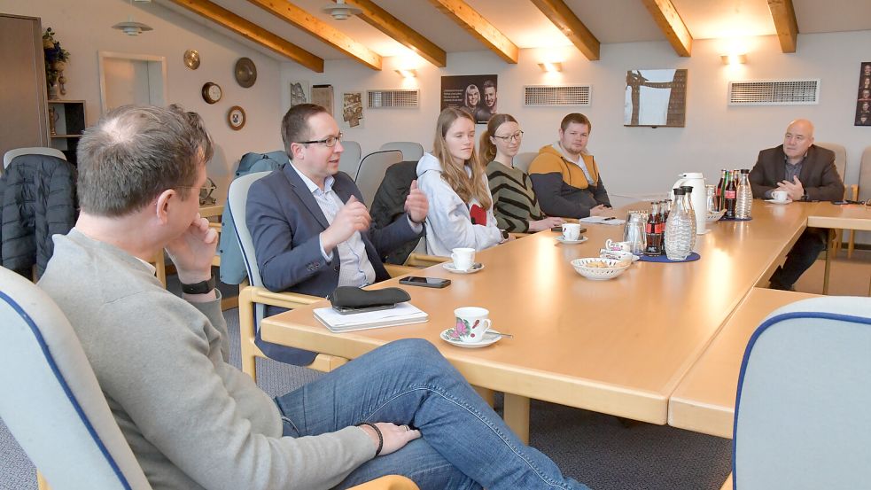 Bei Keksen und Kaffee besprachen die Verantwortlichen, was mit den Spenden passiert. Foto: Ortgies