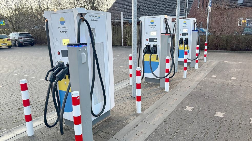 Drei Ladesäulen für Elektrofahrzeuge hat Vattenfall auf dem Parkplatz der beiden Verbrauchermärkte Combi und Aldi in Ihrhove aufgestellt. Für Ende Januar ist die Inbetriebnahme vorgesehen. Foto: Ammermann