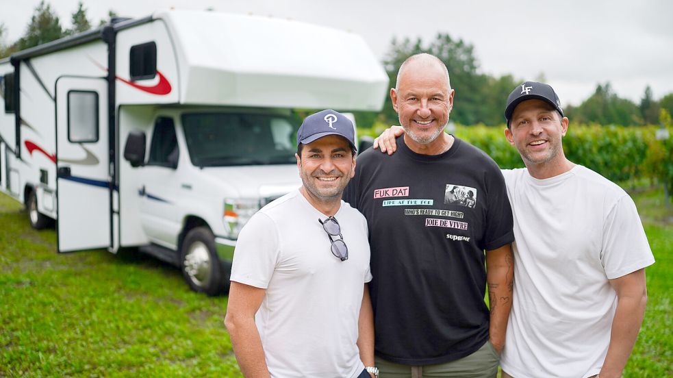 Männerwirtschaft im Camper: Ali Güngörmüş, Frank Rosin und Alexander Kumptner machen einen Roadtrip. Foto: Joyn/Andreas Grote