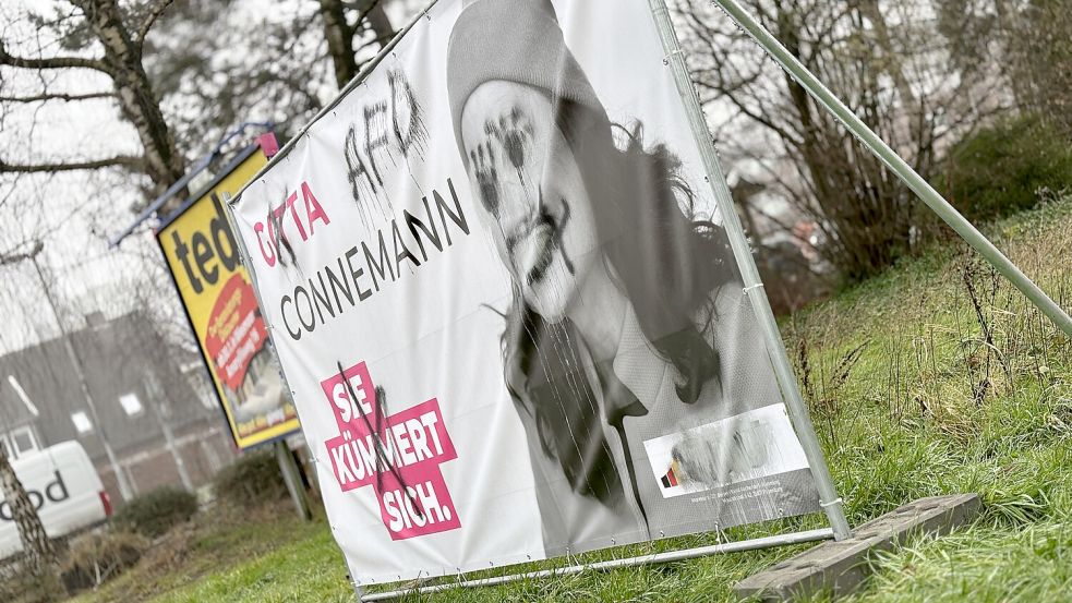 Banner wurden, kurz nachdem sie aufgestellt worden sind, beschmiert. Foto: Ortgies