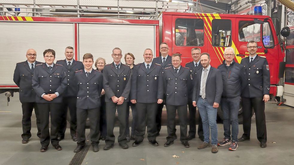 Brandabschnittsleiter Süd Bernd Haskamp (von links), Leon Pohland, Pascal Fischer, Joosten de Vries, Gabi Ostholthoff, Manfred Schacht, Inga Manninga-Pruin, Stefan Pruin, Gemeindebrandmeister Frank Harms, Dennis Giesler-Köster, stellvertretender Gemeindebrandmeister Joachim Lassahn, Fachbereichsleiter Florian Tautrich, Ihrhoves Ortsbürgermeister Beene Oldigs und Ortsbrandmeister Frank Eden stellten sich nach der Jahreshauptversammlung für ein gemeinsames Foto auf. Foto: Bruns/Feuerwehr Westoverledingen