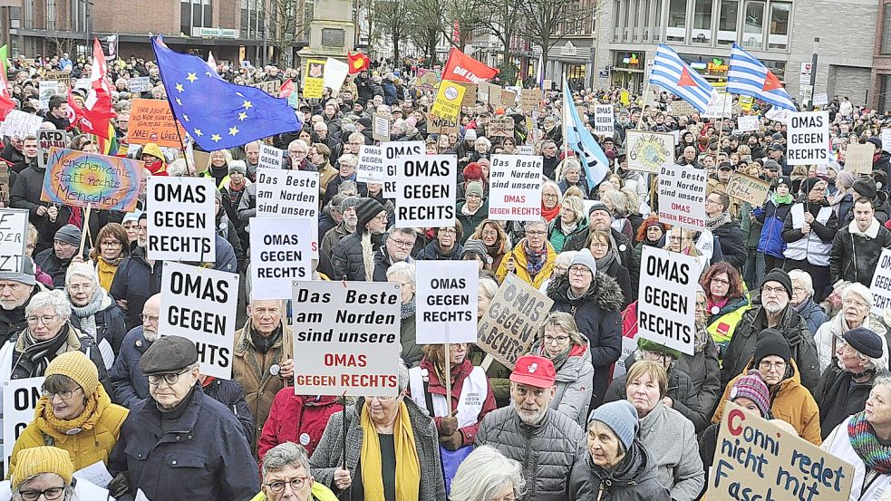 Die Omas gegen rechts rufen erneut zu einer Aktion auf dem Denkmalplatz in Leer auf. Im Februar vor einem Jahr hatten sie dort demonstriert, jetzt soll eine Lichterkette gebildet werden. Foto: Wolters/Archiv