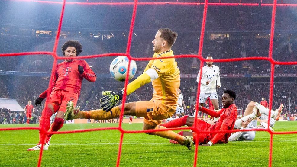 Tor, Tor, Tor, Tor, Tor: Auch Serge Gnabry (l) trifft nach seiner Einwechslung gegen Hoffenheims Torwart Oliver Baumann. Foto: Tom Weller/dpa