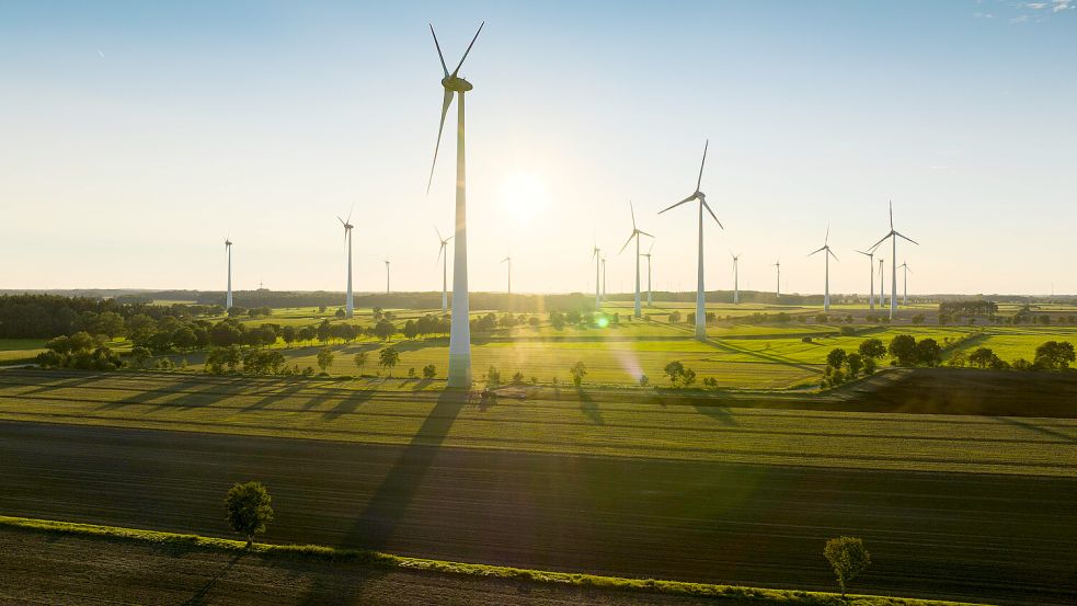 Windkraftanlagen in Wohnste im Licht der niedrig stehenden Sonne. Niedersachsen hat im vergangenen Jahr seine Ziele beim Ausbau der Windenergie nicht erreicht. Foto: IMAGO/Daniel Reinhardt