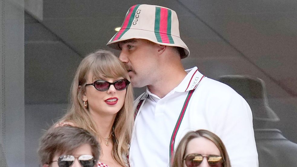 Football-Star Travis Kelce möchte Superstar Taylor Swift weiterhin so gut er kann den Rücken stärken. (Archivbild) Foto: Kirsty Wigglesworth/AP/dpa