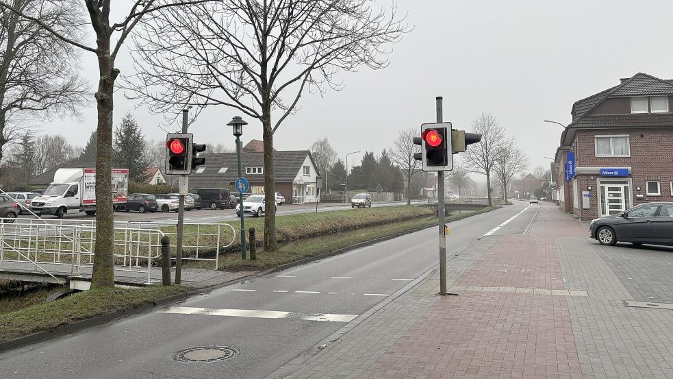 Zum zweiten Mal in dieser Woche macht die Ampel an der Sundermannschule am Untenende in Rhauderfehn Probleme. Sie schaltet immer wieder grundlos auf Rot. Foto: Pentzlin