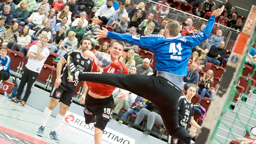 Henning Stoehr (links) und der OHV Aurich freuen sich auf das erste Heimspiel des Jahres. Foto: Doden/Emden