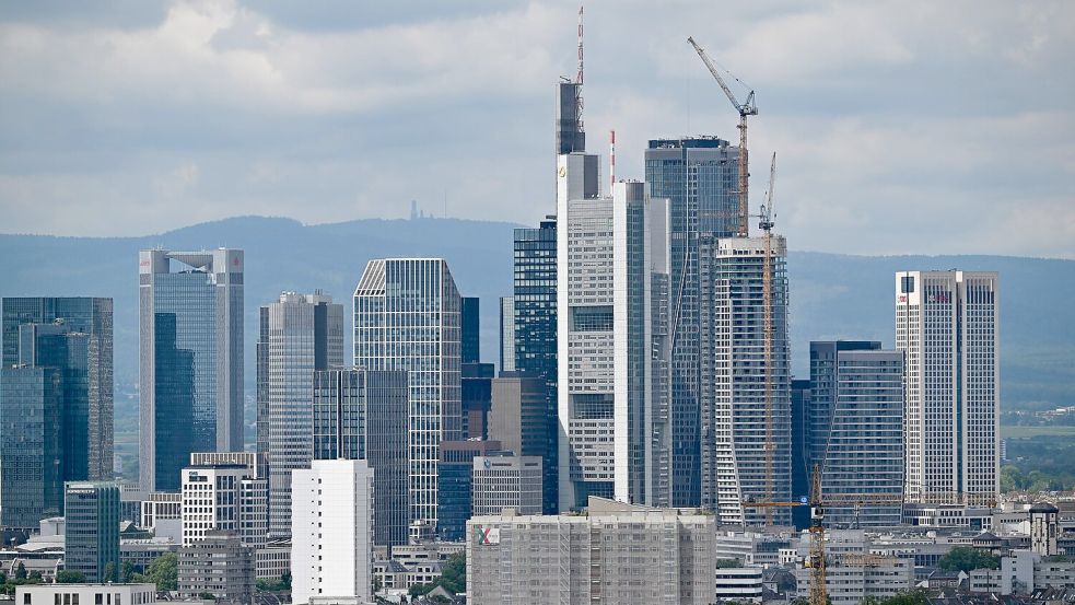 Banken halten sich mit Krediten an Mittelständler zurück (Archivbild). Foto: Arne Dedert/dpa