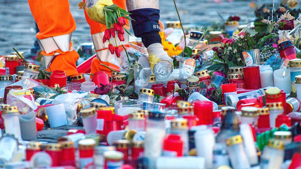 Nach dem Anschlag auf dem Weihnachtsmarkt in Magdeburg trauern die Menschen immer noch und legen Blumen nieder. Foto: dpa/Klaus-Dietmar Gabbert