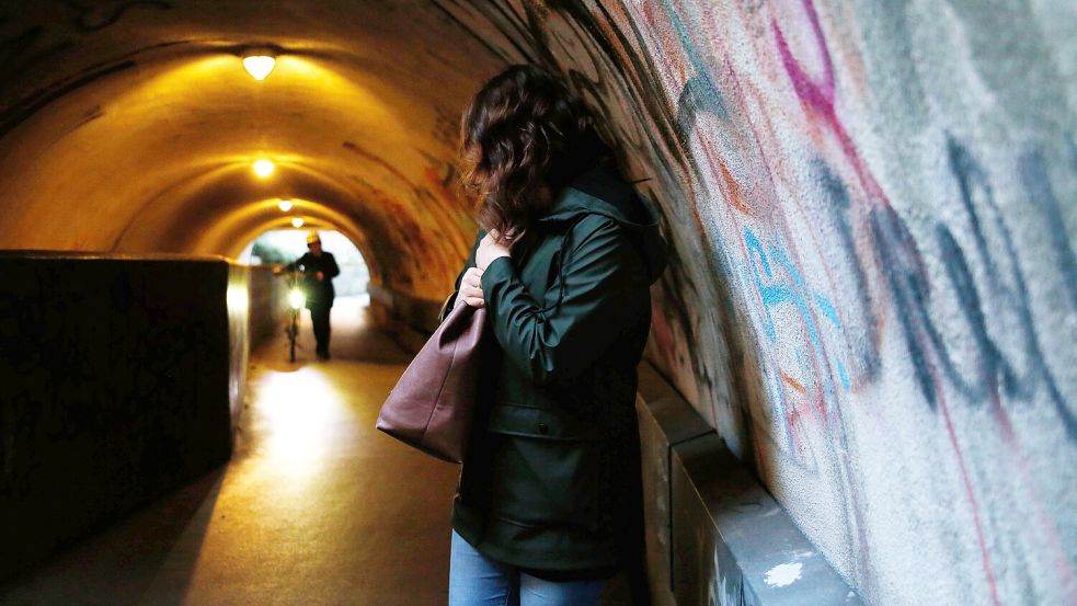 In dem Thriller „Der Heimweg“ erzählt Sebastian Fitzek die Geschichte einer Frau, die auf dem Weg nach Hause ist und befürchtet, von einem Mann verfolgt zu werden. Foto: IMAGO/Manuel Geisser