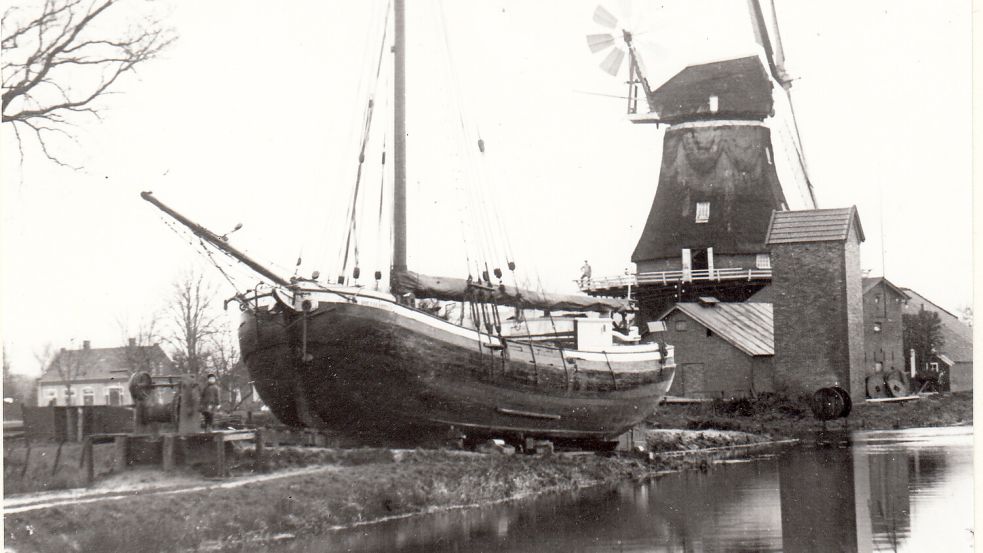 Die Jansen-Werft am Untenende in Westrhauderfehn. Im Hintergrund ist die Mühle am Verlaat zu sehen. Fotos: Archiv