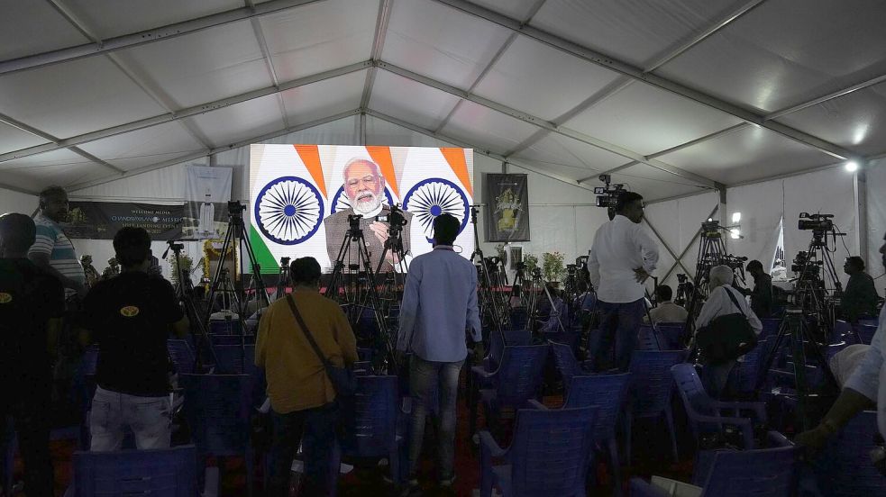 Indiens Premierminister Narendra Modi verfolgt die Aktivitäten der indischen Weltraumbehörde genau, wie hier bei der erfolgreichen Mondlandung Indiens. (Archivfoto) Foto: Aijaz Rahi/AP/dpa