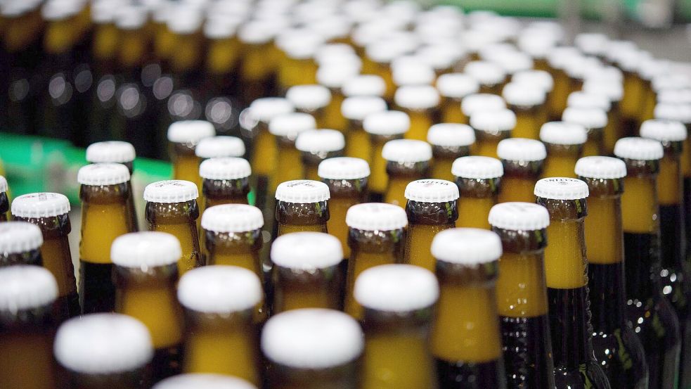 Bierflaschen mit Kronkorken laufen durch die Produktion der Veltins-Brauerei in Meschede-Grevenstein über die Förderbänder einer Befüllungsanlage. Foto: Rainer Jensen/dpa