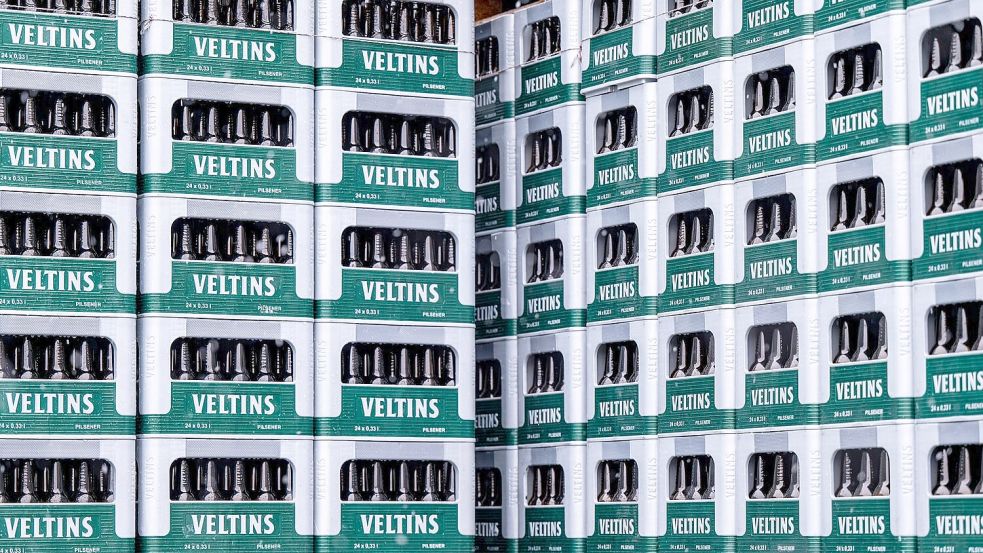 Leergut der Marke Veltins steht auf dem Firmengelände. Foto: David Inderlied/dpa