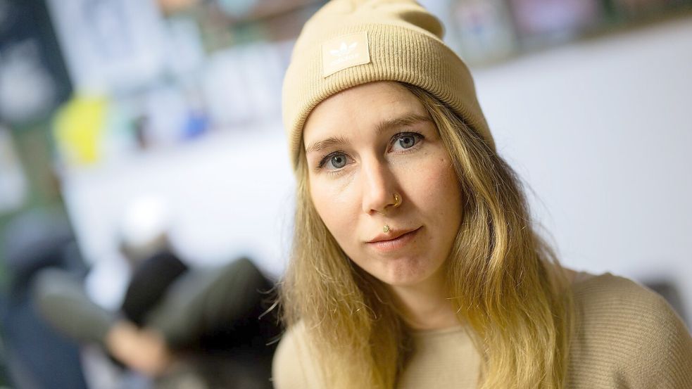 Lisa Meurer vom Tattoo-Studio „On The Rocks“. Foto: Rolf Vennenbernd/dpa