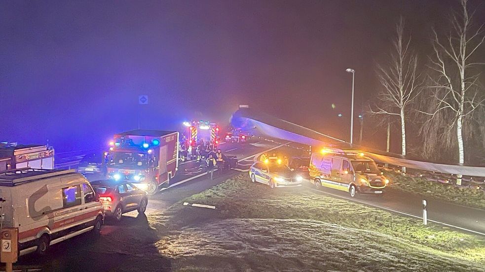 Zahlreiche Einsatzkräfte rückten zur Unfallstelle aus. Foto: Marco Schlösser