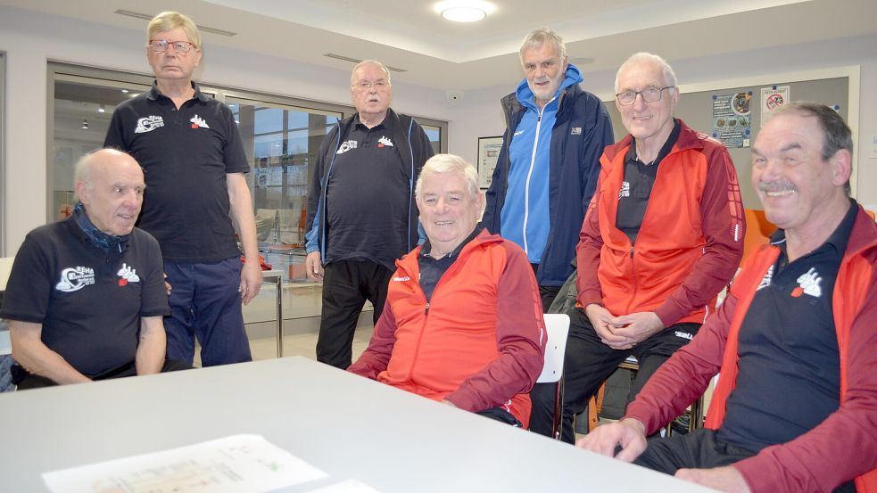 Die aktiven Hallenbossler des Barßeler Reha-Sportvereins: (von links) Obmann Gerhard Winkelmann, Aloys Wallschlag, Hartmut Schmithuysen, Hans-Peter Laus, Klaus Stratmann, Rolf Kuhnert und Lothar Fahl. Foto: Fertig