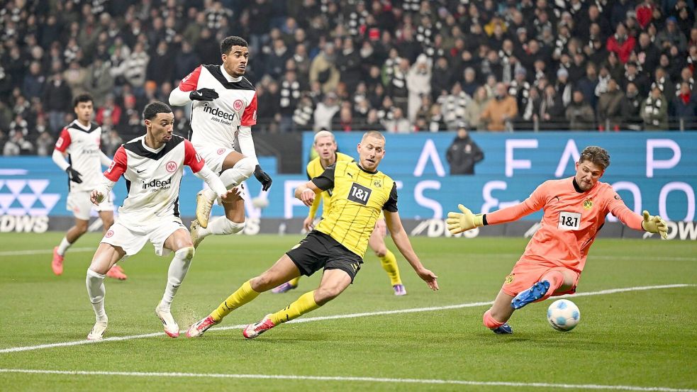 Ekitiké beim 1:0 für die Eintracht. Foto: Arne Dedert/dpa