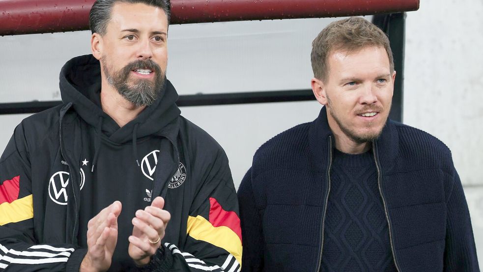 Sandro Wagner (l) will mindestens bis zur WM 2026 an der Seite von Julian Nagelsmann bleiben. Foto: Christian Charisius/dpa