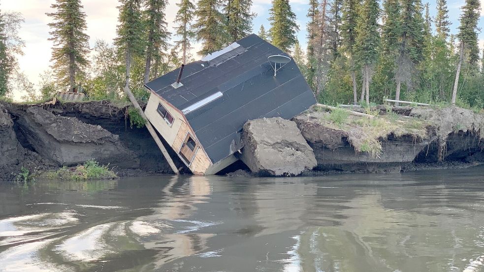 Dieses im Jahr 2021 aufgenommene und durch die Uni Wien zur Verfügung gestellte Foto zeigt eine Hütte, die im Zuge des Permafrost-Tauens und Erosion am kanadischen Mackenzie-Flussdelta zerstört wurde. Foto: Angus Alunik/Uni Wien/dpa