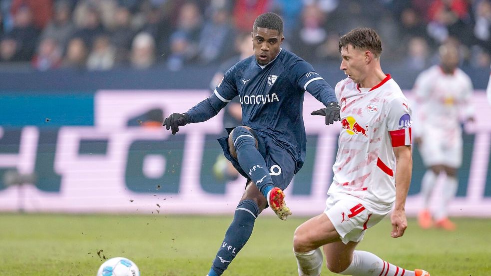 Die Zuschauer in Bochum sahen ein packendes Bundesligaspiel - mit Hauptdarsteller Myron Boadu (l). Foto: David Inderlied/dpa