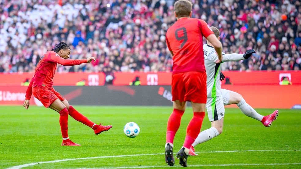 Michael Olise (l) beim erfolgreichen Torschuss zum 2:1. Foto: Tom Weller/dpa