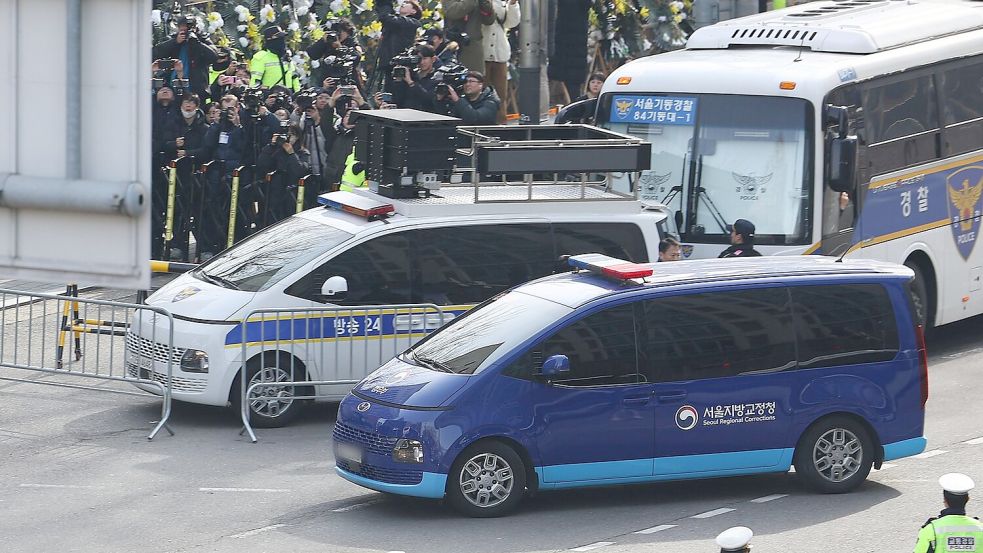 Yoon Suk Yeol wurde in einem blauen Van zur Anhörung in das Gericht gebracht. Foto: -/Yonhap/dpa