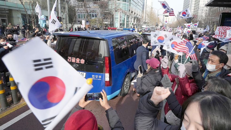 Anhänger des suspendierten Präsidenten protestierten gegen das Vorgehen der Behörden. Foto: Lee Jin-man/AP/dpa