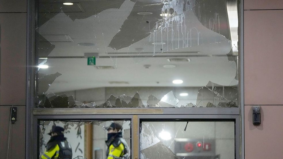 Wütende Demonstranten zerschlugen Scheiben des Gerichts in Seoul. Foto: Ahn Young-joon/AP/dpa