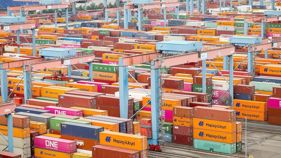 Auch über diese Container im Hamburger Hafen im- und exportiert Deutschland Waren. Foto: Christian Charisius/dpa