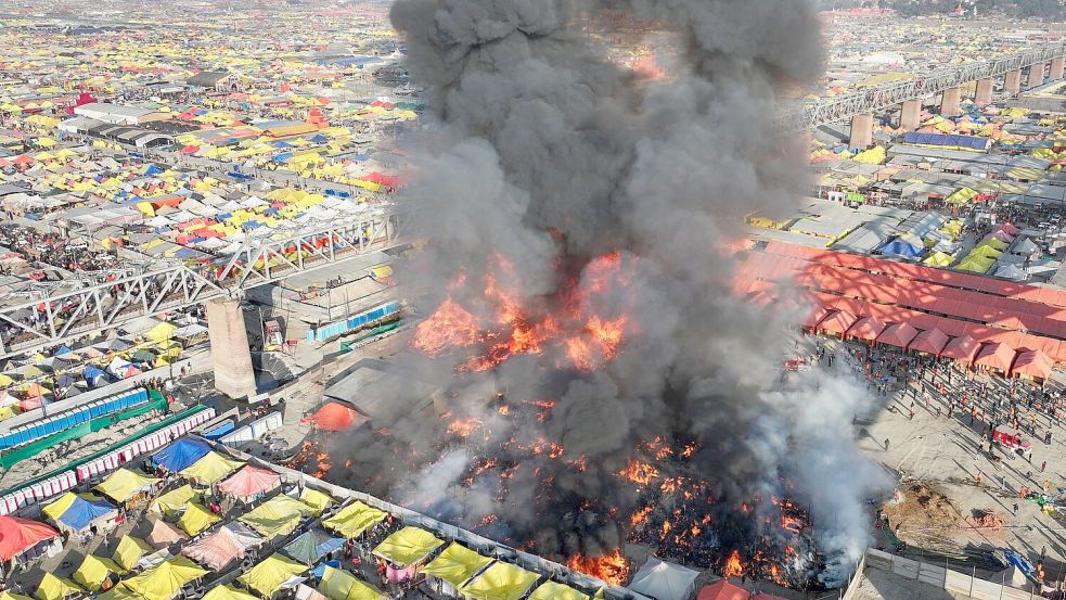 Feuer bei riesigem Pilgerfest in Indien. Foto: Rajesh Kumar Singh/AP/dpa