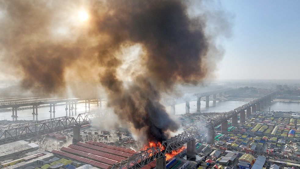 Die Flammen sollen Berichten zufolge mehrere Zelte erfasst haben. Foto: Rajesh Kumar Singh/AP/dpa