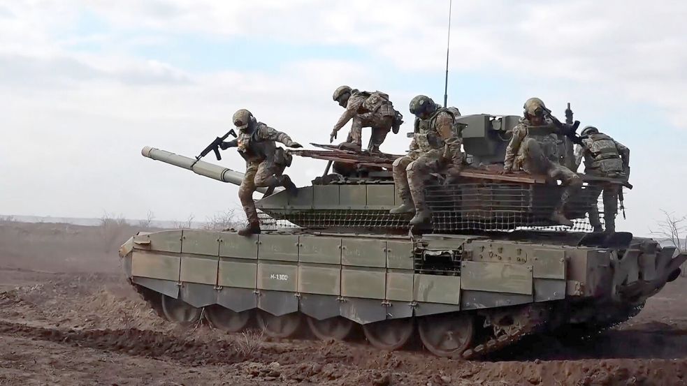 Russische Soldaten in der Ukraine. Der ukrainische Militärexperte Olexander Kowalenko warnt vor den seiner Meinung nach bestehende Gefahren einer Waffenruhe. (Archivbild) Foto: Uncredited/Russian Defense Ministry Press Service/AP/dpa